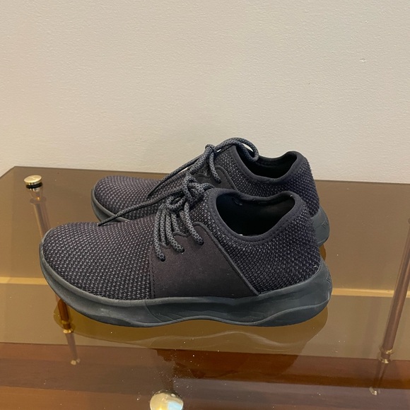 Vessi Shoes in size 6. Excellent condition. - Picture 3 of 4